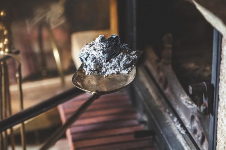 Le charbon de forge &agrave; Amiens, un combustible technique pour les artisans forgerons